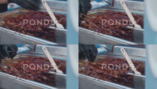 串烤肉配美味调料准备街头小吃快餐高清在线视频素材下载