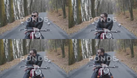 摩托车后面野蛮骑自行车的人的肖像站在路边思考高清在线视频素材下载
