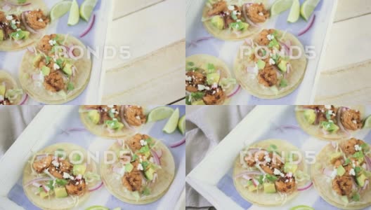 新鲜墨西哥辣椒酱虾玉米卷配科蒂贾奶酪和白玉米饼。高清在线视频素材下载