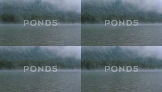 晨雾和蒸汽在瀑布山脉的河面上。-广泛的狗屎高清在线视频素材下载