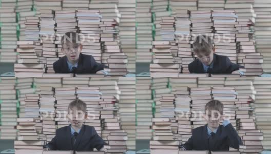 疲惫的年轻学生站在堆满书籍的书架前高清在线视频素材下载