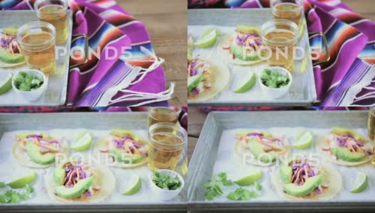 新鲜的鱼玉米卷，鳕鱼和紫甘蓝放在白玉米饼上。高清在线视频素材下载