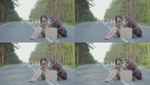 年轻美丽的女子背着背包站在路边搭便车高清在线视频素材下载