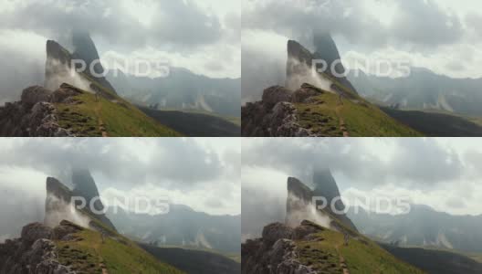 旅行者走在雾蒙蒙的山脊上高清在线视频素材下载