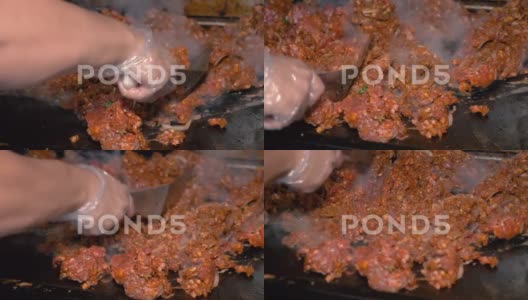 生卡恩·浅田在平面烤架上被剁碎，吃一些街头玉米卷。高清在线视频素材下载