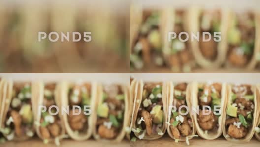 白玉米玉米饼上新鲜墨西哥卷饼虾玉米卷的特写镜头高清在线视频素材下载