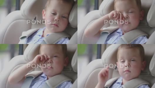 肖像小男孩孩子睡在汽车座椅上，睡在汽车座椅保险箱里的公路旅行高清在线视频素材下载