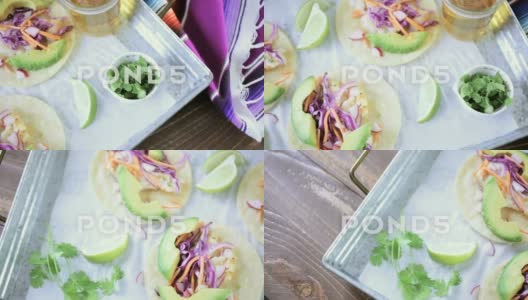 新鲜的鱼玉米卷，鳕鱼和紫甘蓝放在白玉米饼上。高清在线视频素材下载