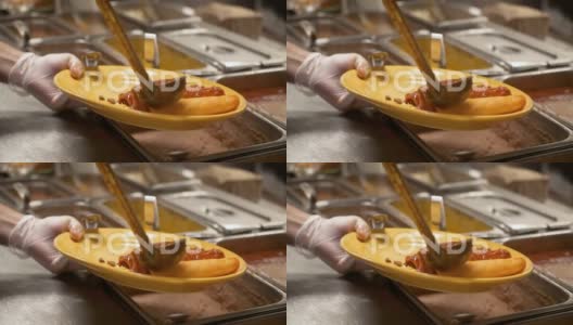 在墨西哥卷饼上舀上红色智利卡恩酱，慢动作 HD高清在线视频素材下载