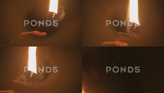 燃烧火炬的火焰在黑暗中火炬的运动一只手中拿着火炬高清在线视频素材下载