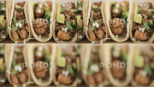 白玉米玉米饼上新鲜墨西哥卷饼虾玉米卷的特写镜头高清在线视频素材下载