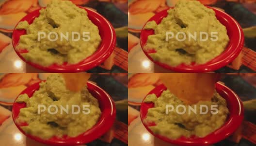 在美国的墨西哥餐厅里，孩子用薯片舀取鳄梨酱高清在线视频素材下载