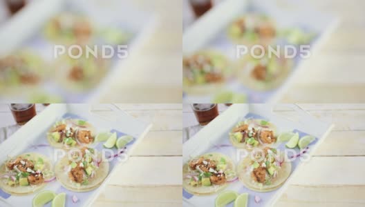 新鲜墨西哥辣椒酱虾玉米卷配科蒂贾奶酪和白玉米饼。高清在线视频素材下载