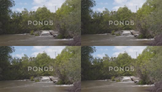 4K森林中的小瀑布三脚架拍摄高清在线视频素材下载