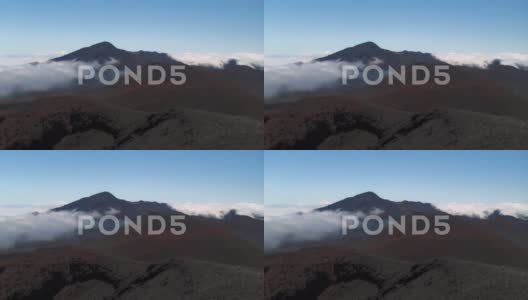 云雾环绕的山顶全景拍摄高清在线视频素材下载