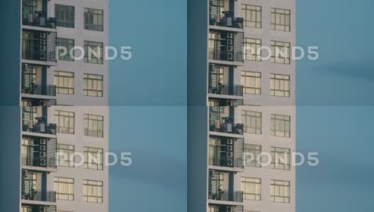 上午时间流逝的普通现代公寓的远摄视图高清在线视频素材下载