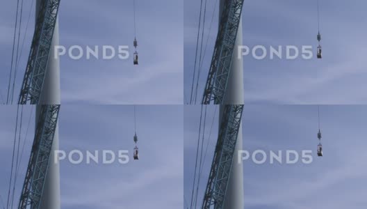 风力涡轮机人员提升笼沿涡轮机塔架向上移动高清在线视频素材下载