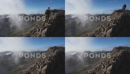 男子在斯诺多尼亚山脊上攀登高清在线视频素材下载