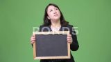 成熟美丽的亚洲女商人思考同时显示黑板高清在线视频素材下载
