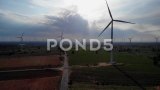 风力涡轮机在田野上的鸟瞰图利用来自cl的能源发电高清在线视频素材下载