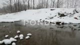 雪花飘落的河面上的冬季景观高清在线视频素材下载