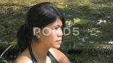 夏天坐在河边的亚洲女人高清在线视频素材下载