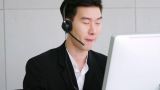 商务人士戴耳机在办公室工作高清在线视频素材下载