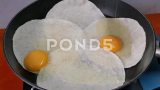 将新鲜鸡蛋倒在玉米饼卷或油炸玉米饼上高清在线视频素材下载