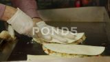 烹饪和街头食品概念——托盘上的吸烟热玉米饼卷高清在线视频素材下载