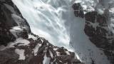FPV无人机俯视山脉顶部，沿着山峰飞行高清在线视频素材下载