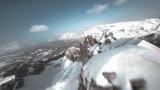 FPV无人机俯视山脉顶部，沿着山峰飞行高清在线视频素材下载