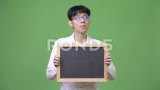 年轻的亚洲商人一边思考一边举着黑板高清在线视频素材下载