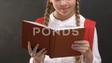 快乐的女生看书，对着黑板对着镜头微笑高清在线视频素材下载