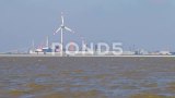 德国埃姆登港的景色，前景是风力涡轮机高清在线视频素材下载