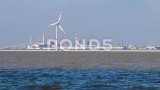 德国埃姆登港的景色，前景是风力涡轮机高清在线视频素材下载