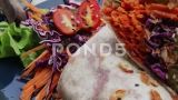 素食玉米饼卷，墨西哥卷饼卷和烤蔬菜。健康的生活方式高清在线视频素材下载