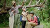 亚洲女教师正在带领学生进行自然探索，研究大自然高清在线视频素材下载