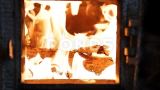 燃烧木材的传统烤箱炉中火焰的缓慢运动高清在线视频素材下载