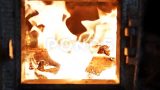 燃烧木材的传统烤箱炉中火焰的缓慢运动高清在线视频素材下载
