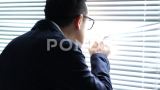 站在窗边的亚洲商人高清在线视频素材下载