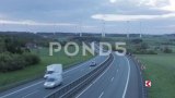 风力涡轮机在地平线上的高速公路交通高清在线视频素材下载
