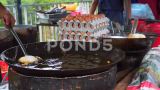 亚洲街头市场上一个大油锅里的煎蛋。拍摄于4K和高清在线视频素材下载