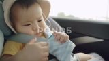 小亚洲男婴坐在汽车座椅里高清在线视频素材下载