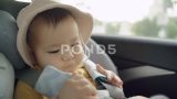小亚洲男婴坐在汽车座椅里高清在线视频素材下载