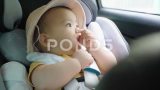 亚洲婴儿男孩坐在汽车座椅上开心玩耍高清在线视频素材下载