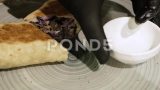 在烤架上烤传统墨西哥卷饼高清在线视频素材下载