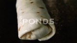 在烤架上烹饪传统墨西哥卷饼高清在线视频素材下载